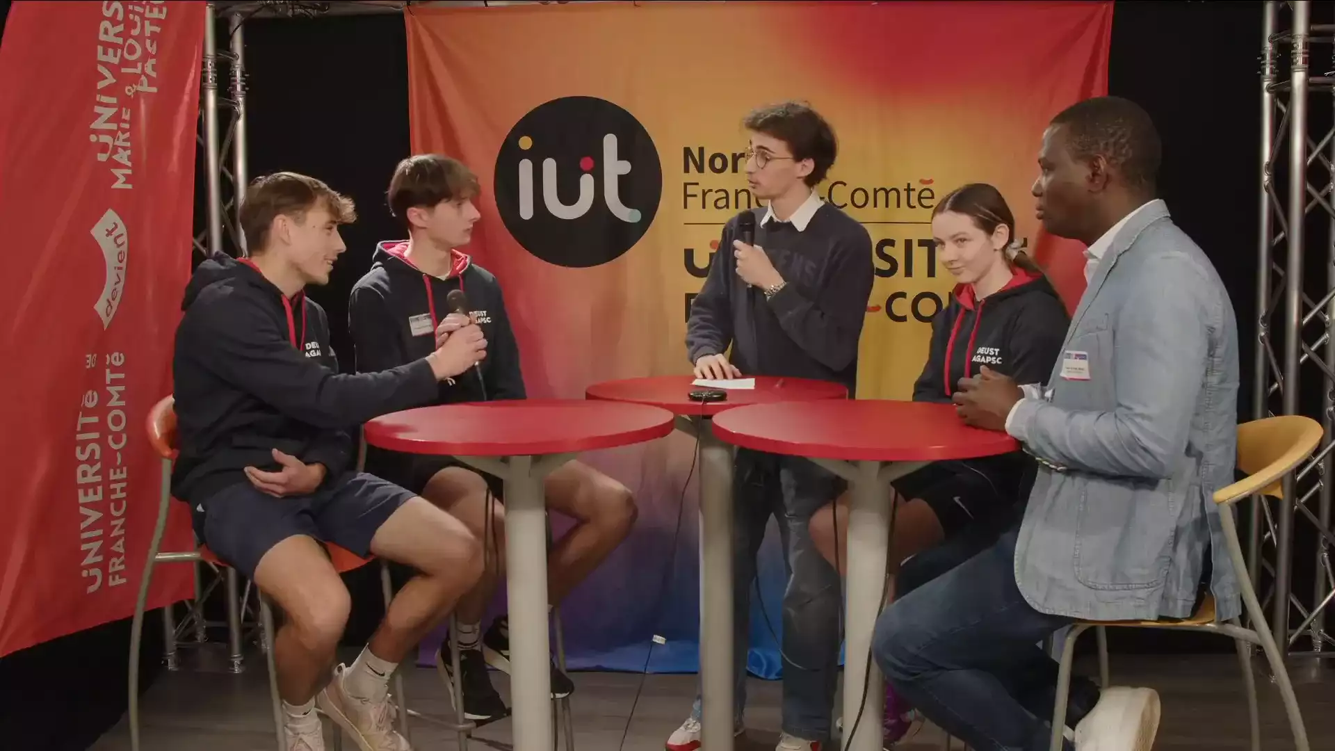 Interview par Jules Dupaquier des étudiants de l'UFR STAPS de Besançon et du directeur du département, Cheikh Tidiane Wane