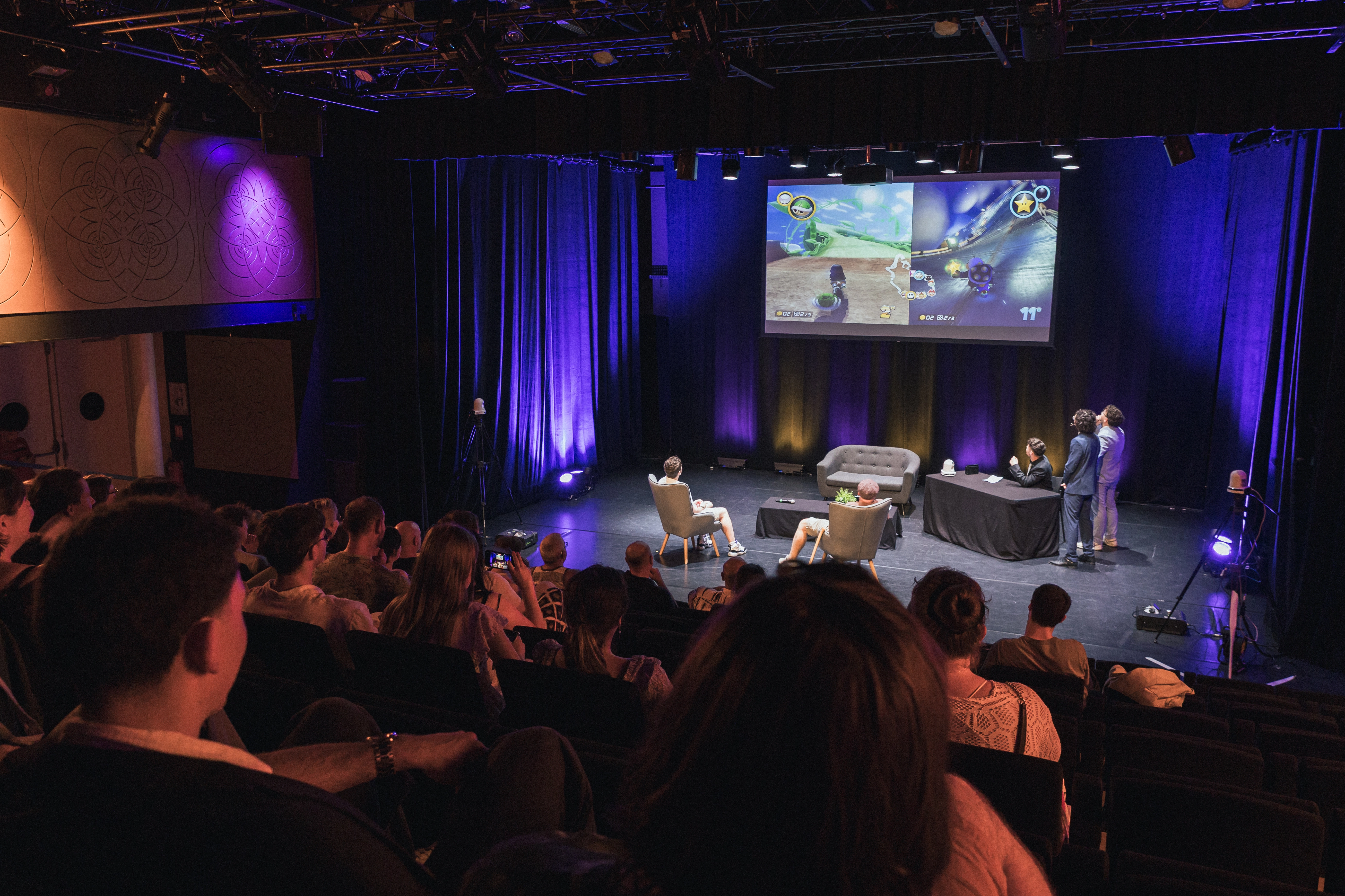 Image du public lors du talk-show caritatif Soirée Canap organisé par des étudiants dans la salle des Bains Douches de Montbéliard
